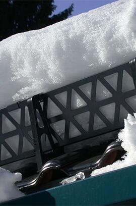 установка снегозадержателя на крыше из профнастила